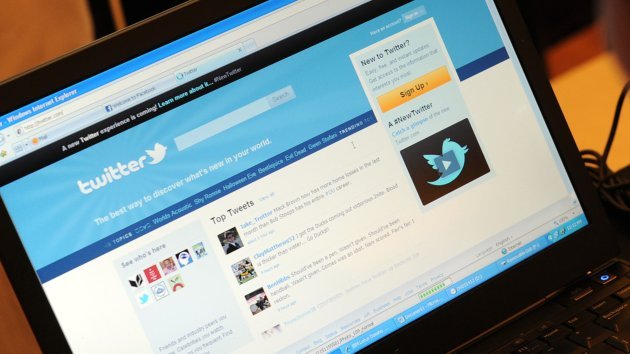 TO GO WITH ASIA MALAYSIA INTERNET SOCIAL FEATURE BY SARAH STEWART A Malaysian girl logs in to her twitter account in Kuala Lumpur on October 31, 2010. Malaysians are the most popular people on the Internet, while Japanese are the least, according to a global survey which shows how national cultures are reflected in online behaviour. Malaysians won the Internet popularity contest with an average of 233 friends in their social network, compared to 68 in China and just 29 in Japan, according to the Digital Life study by global research firm TNS. AFP PHOTO/ Saeed Khan (Photo credit should read SAEED KHAN/AFP/Getty Images)